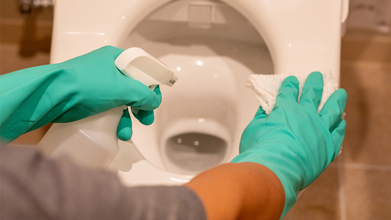 重曹で便器を掃除する