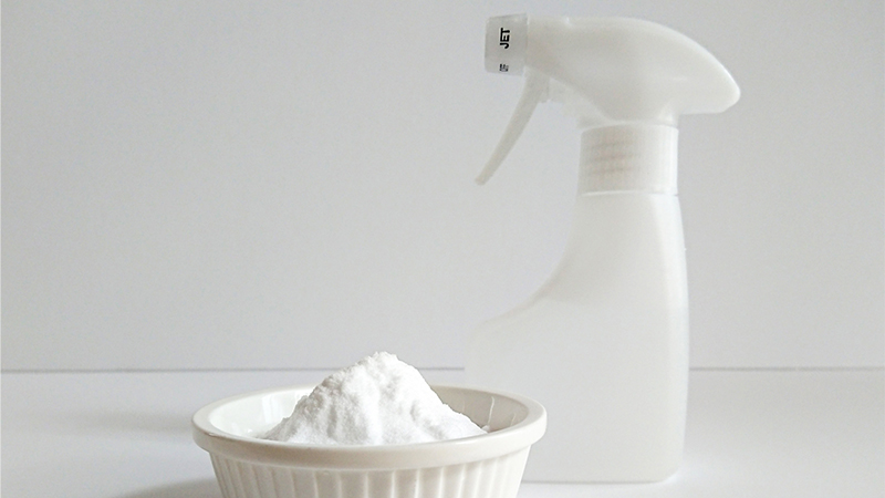 重曹スプレーで壁全体を掃除する