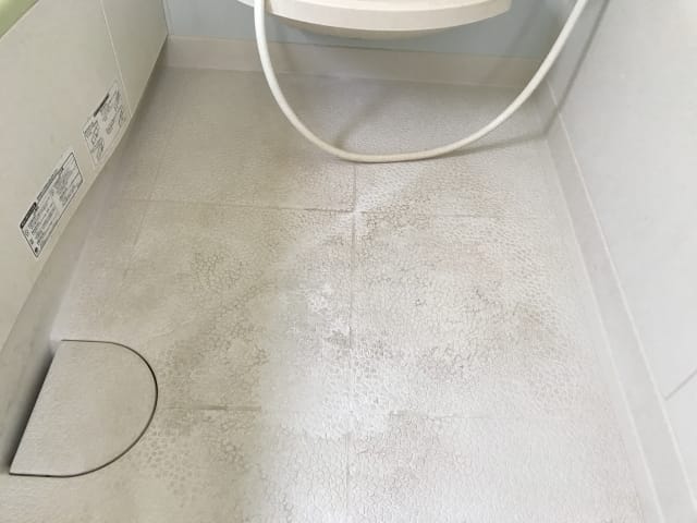 お風呂床の黒ずみ掃除