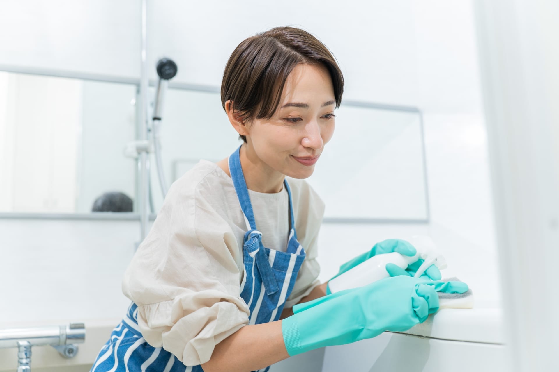 ハイターで掃除しても落とせないお風呂汚れは業者へ