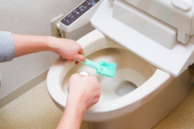 スポンジでトイレ便器をこする