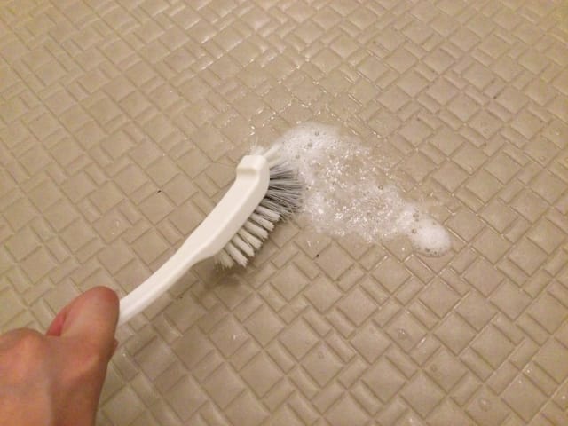 お風呂床のカビ掃除