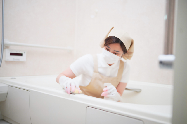 お風呂掃除をする女性