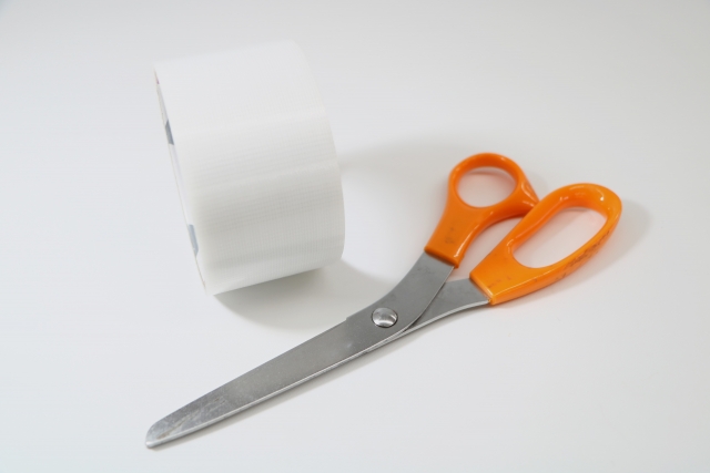 排水管の水漏れを補修テープで修理する手順