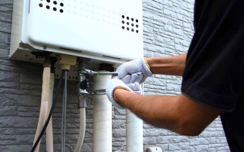 自分で給湯器交換はNG!理由とリスク・依頼先と費用相場も紹介!