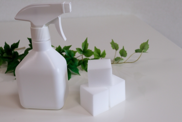 スプレーボトルとメラミンスポンジ