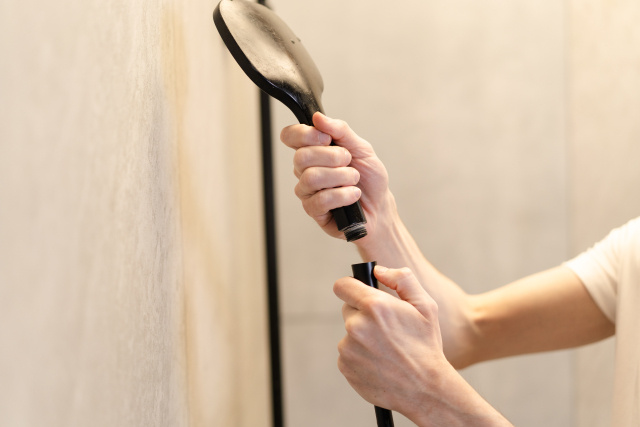 お風呂のシャワーからお湯が出ないときの対処法