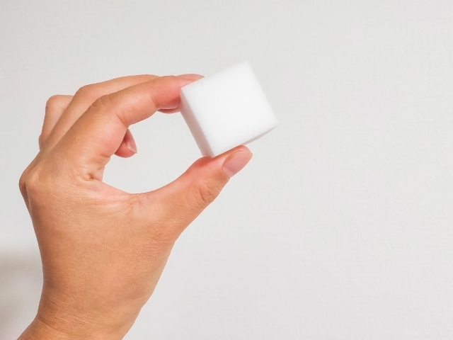 メラミンスポンジを持つ手