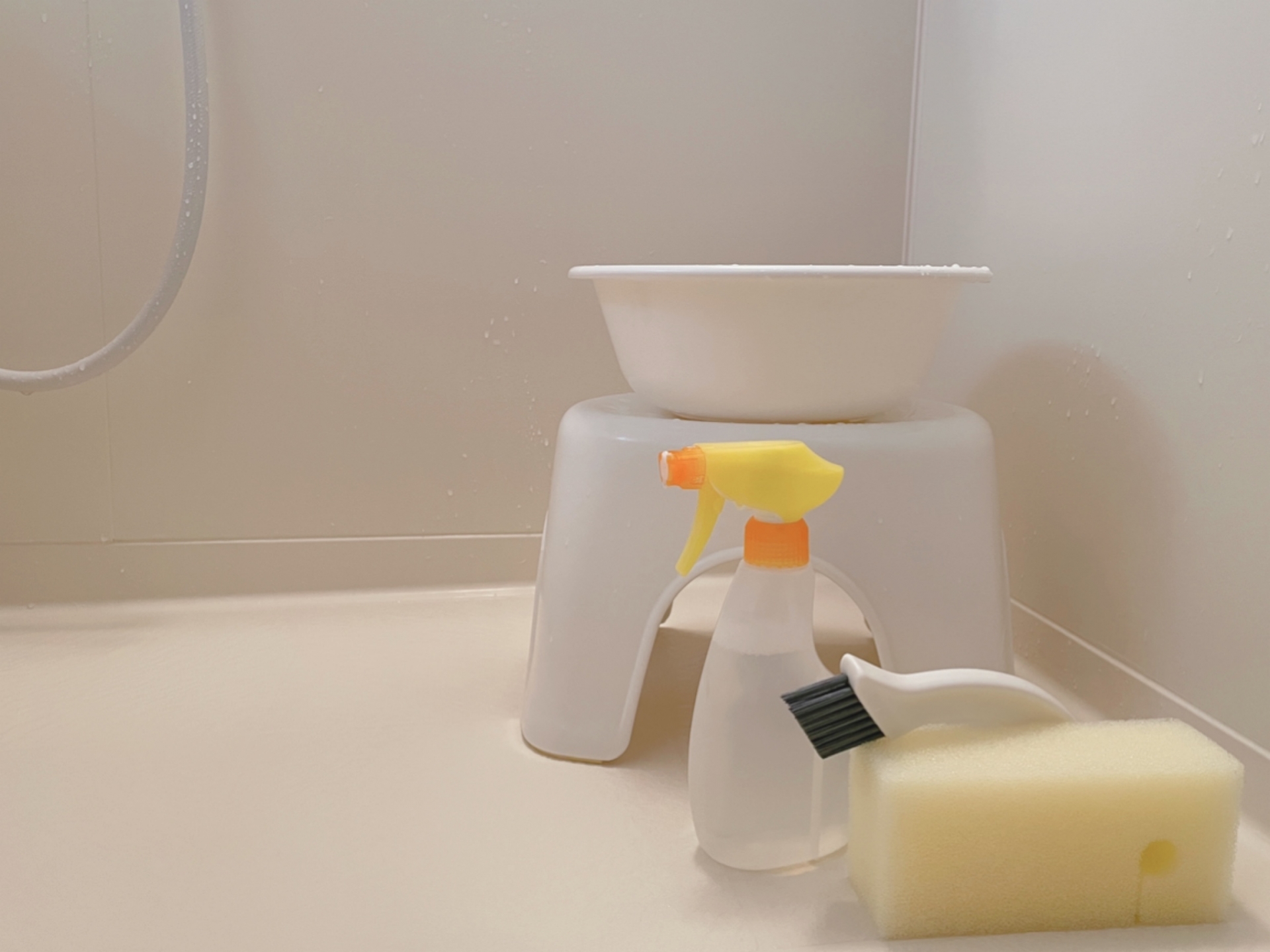 お風呂のガラスの水垢を掃除する道具