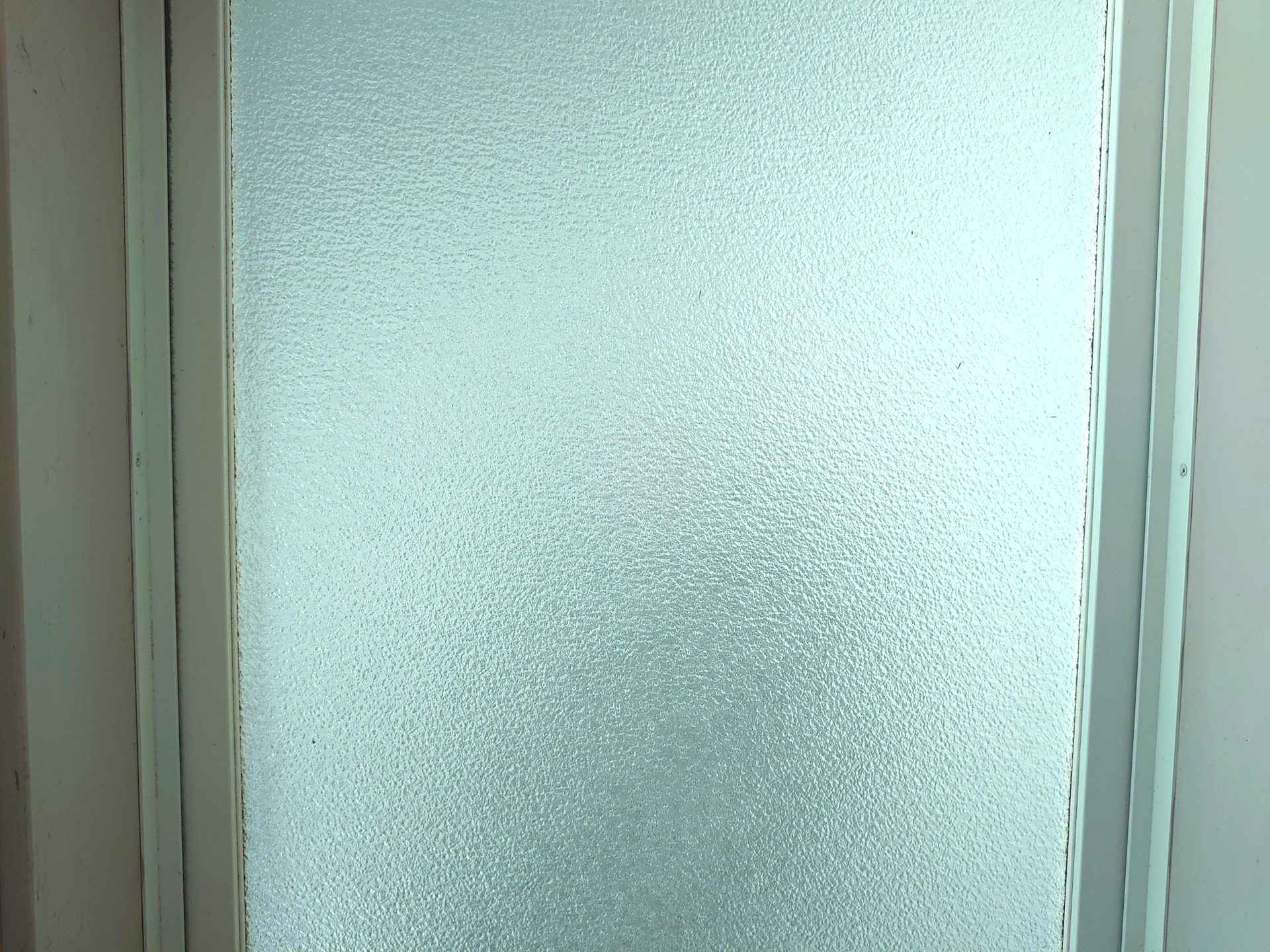 水垢がついたお風呂のガラス