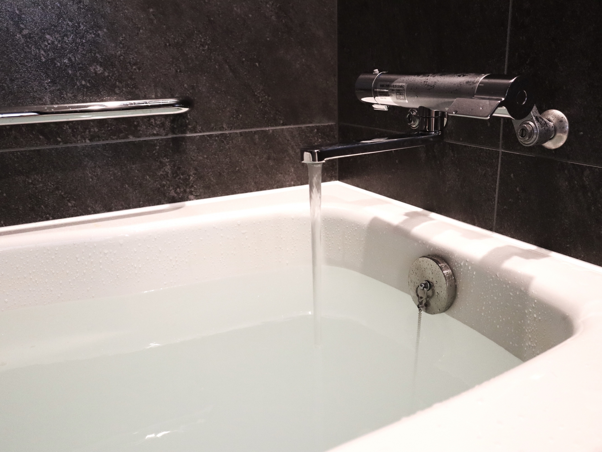 水垢がついたお風呂の蛇口