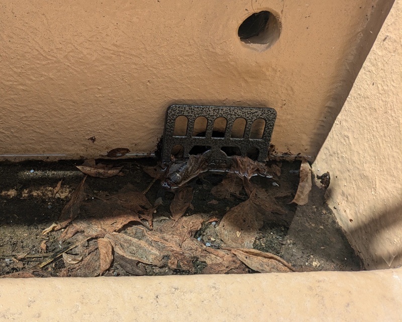 ベランダ排水溝のつまり解消を業者に依頼するべきケース