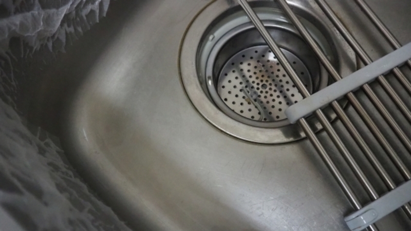 洗面所の排水溝の臭いをハイターで解消