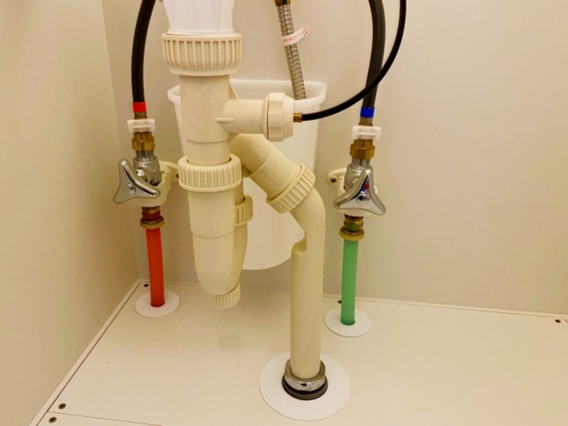 洗面所のパイプ掃除中