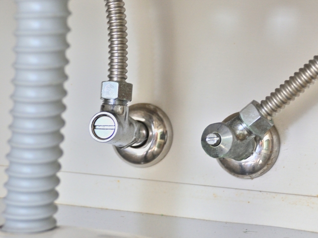 お風呂の水漏れで下の階への被害を最小限にする応急処置