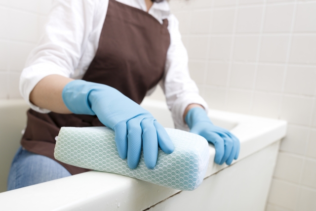 落ちないお風呂のピンク汚れはプロに相談！