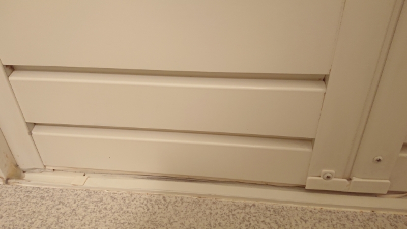 お風呂のドアの水漏れを調査