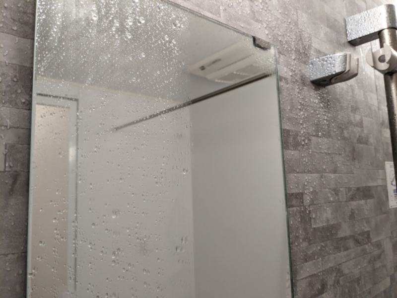 お風呂の鏡の水垢をチェク