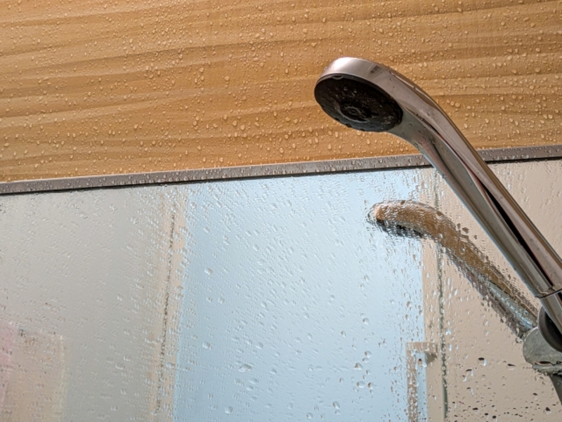 お風呂の鏡の水垢を解説中