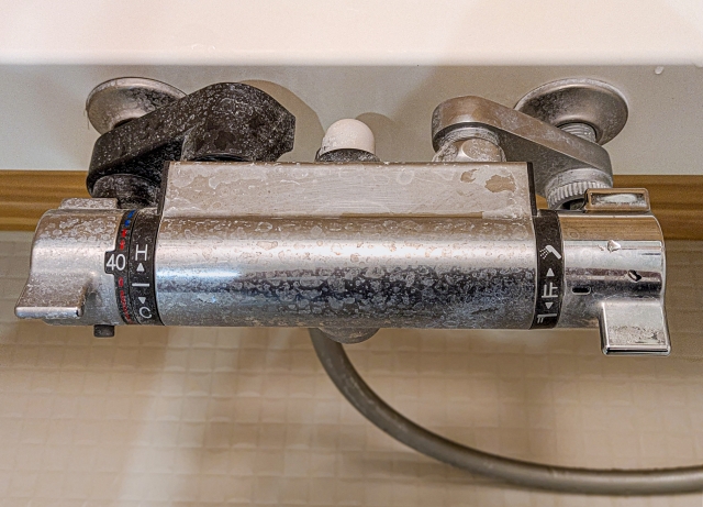 お風呂の白い汚れの正体