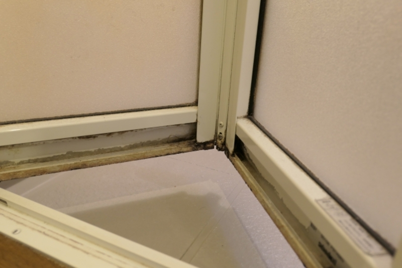 お風呂のドアの水漏れをチェック