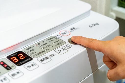 洗濯機で水漏れが起こったらまず電源を切る