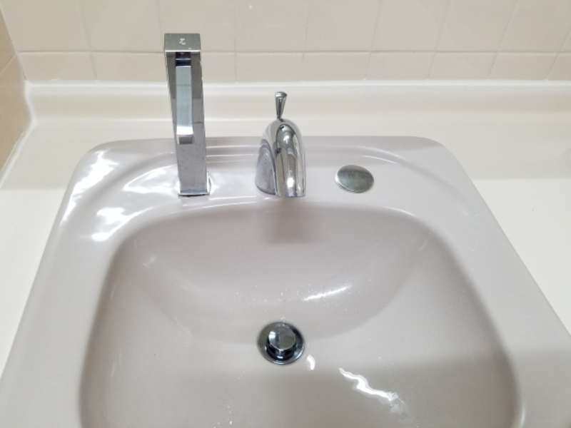 洗面所の小さい虫を確認