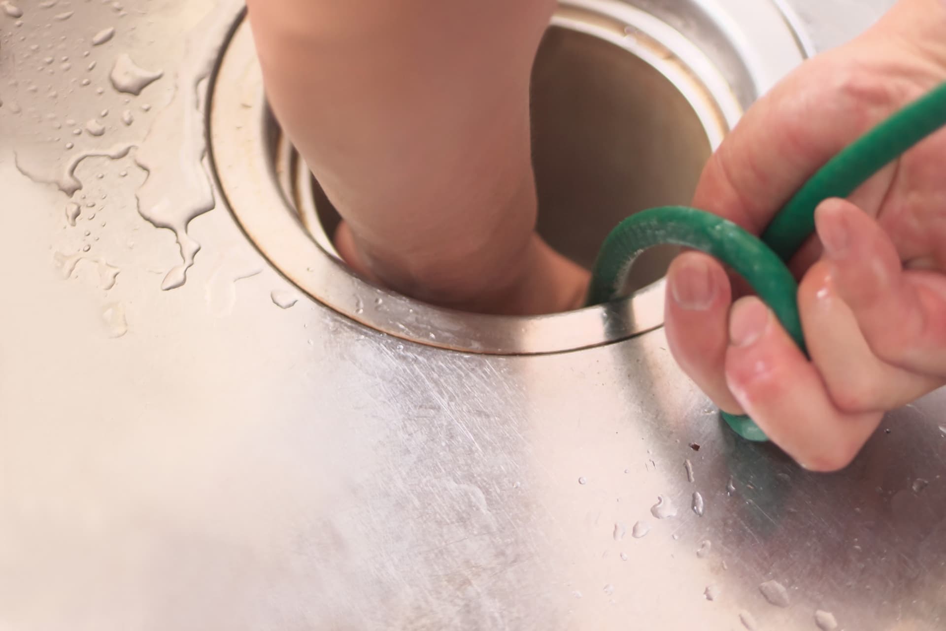 100均ワイヤーで排水管つまりを解消する手順