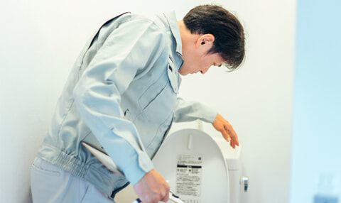 ゴキブリやムカデをトイレに流すのはダメ？戻ってくる？正しい処理方法を解説