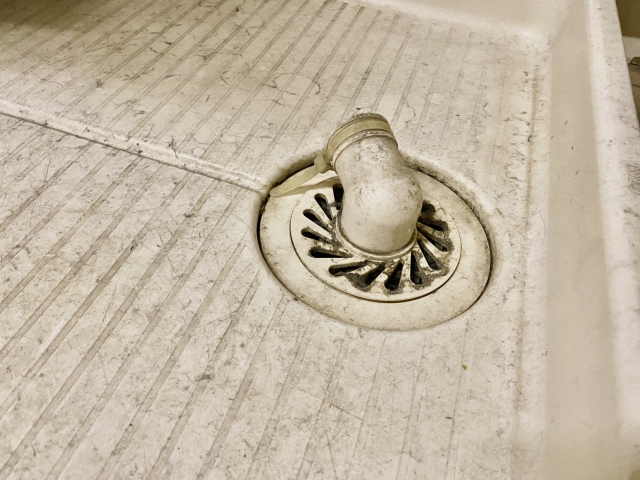 洗濯機の排水口が固い時の外し方1