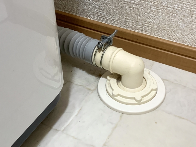 洗濯機の排水逆流はつまりや勾配不良が原因!あふれる際の処置や対処法も